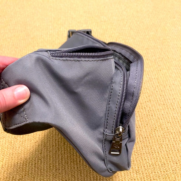 Calvin Klein lightweight sling bag - Picture 4 of 6